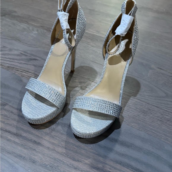 Women’s Michael Kors Shoes. BRAND NEW. NEVER WORN. Size 7.5. - Picture 2 of 5